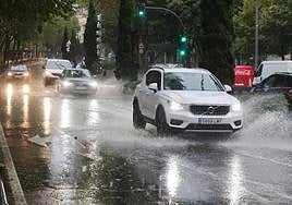 La lluvia anega varias calles de Salamanca.