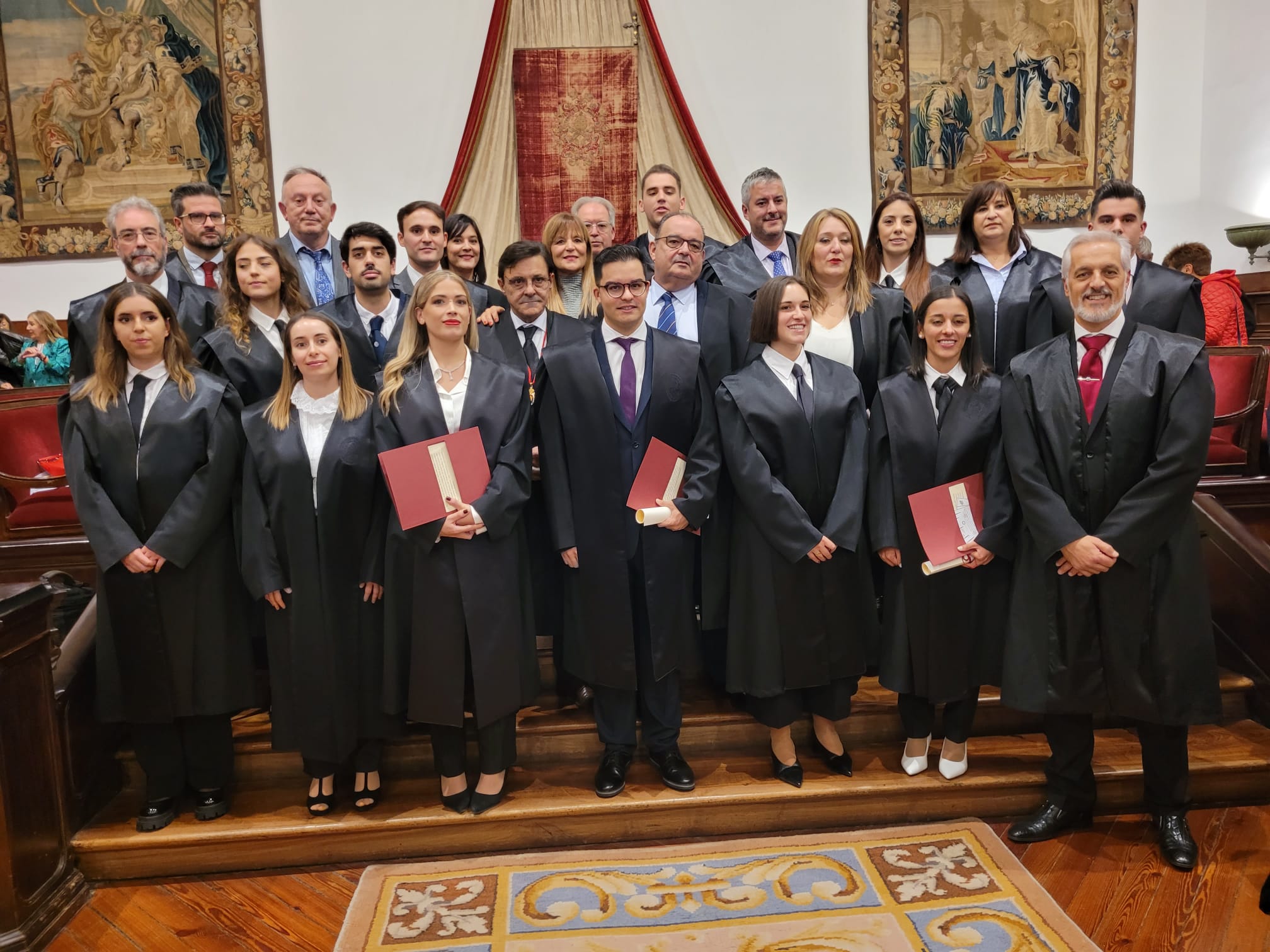 Foto de familia de los participantes en el acto.