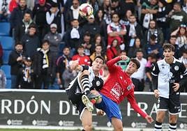 Un jugador de Unionistas pugna por el balón con otro del Tarazona