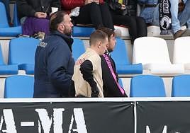 Momento de la expulsión del campo del aficionado implicado.