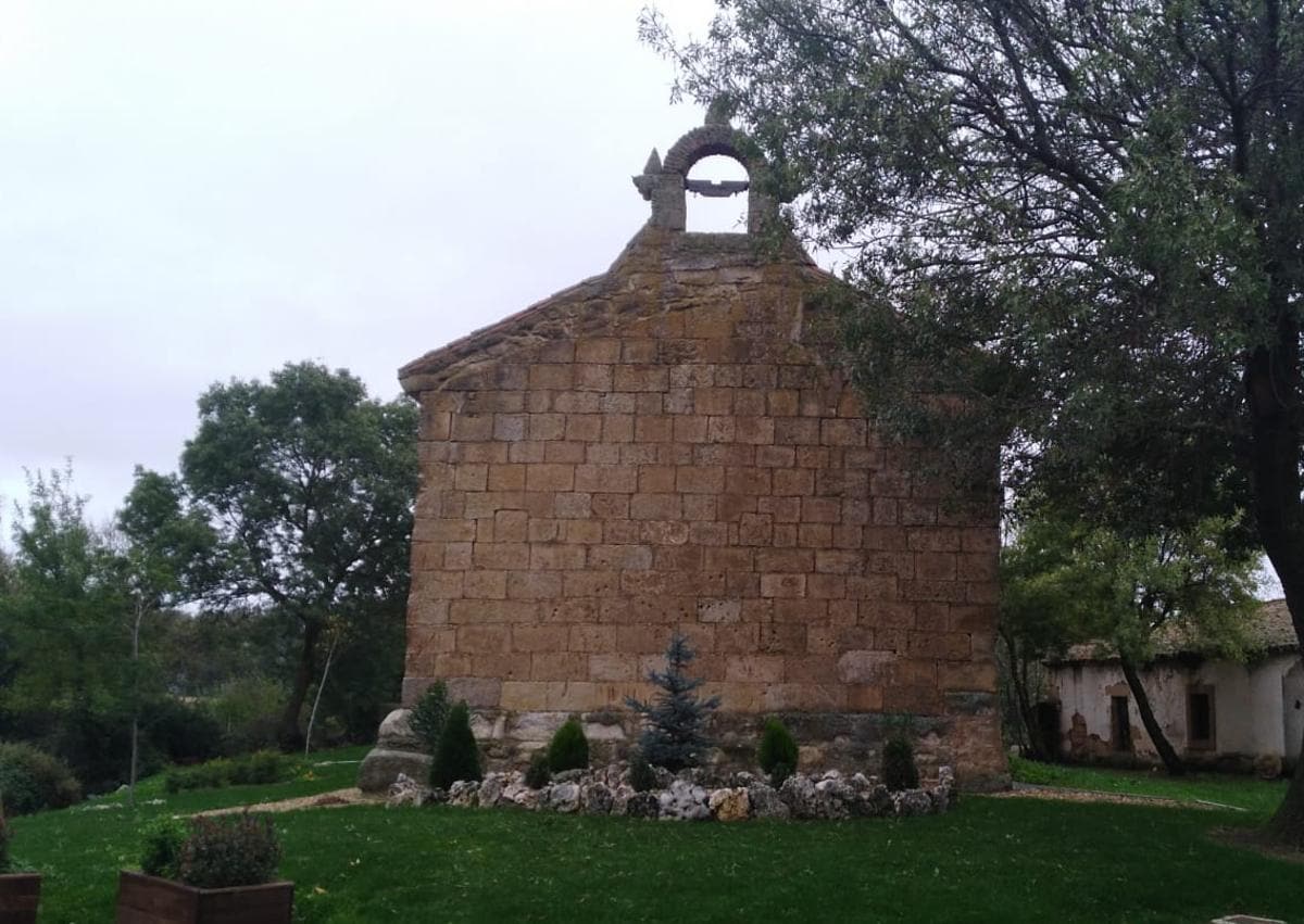 Imagen secundaria 1 - Un proyecto ha acondicionado el entorno de la iglesa de la pequeña aldea de Santibáñez del Río, una joya románica a 15 minutos de Salamanca.