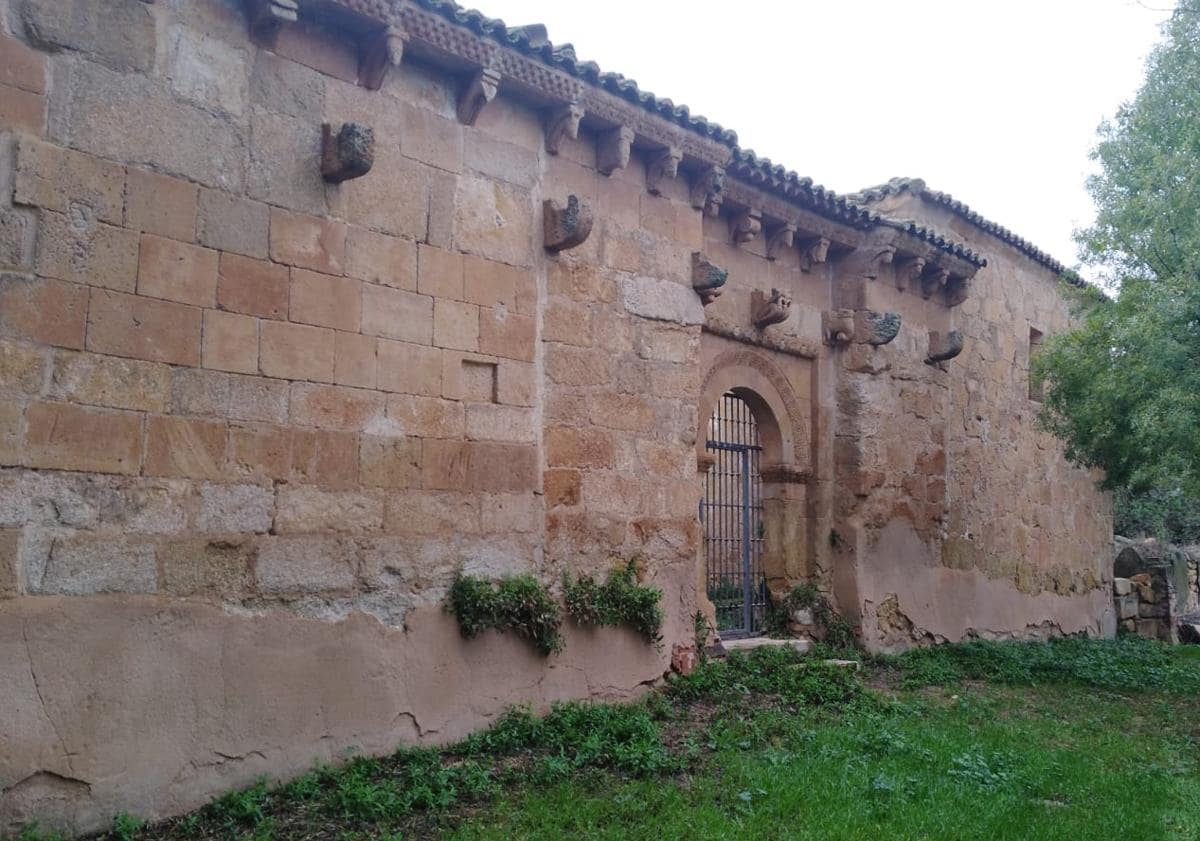 Imagen principal - Un proyecto ha acondicionado el entorno de la iglesa de la pequeña aldea de Santibáñez del Río, una joya románica a 15 minutos de Salamanca.