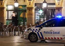 La Policía Local patrulla por la Plaza Mayor en una imagen de archivo.