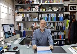 Miguel Ángel Verdugo, catedrático de Psicología de la Discapacidad de la Usal en su despacho