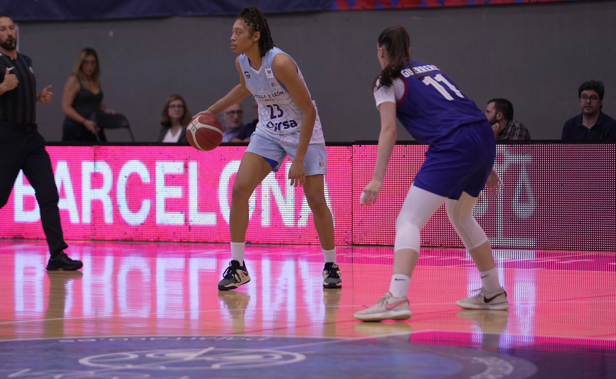 CB Avenida invictas en su quinta jornada contra el Barça CBS