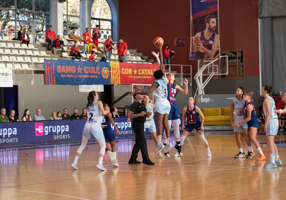 CB Avenida invictas en su quinta jornada contra el Barça CBS