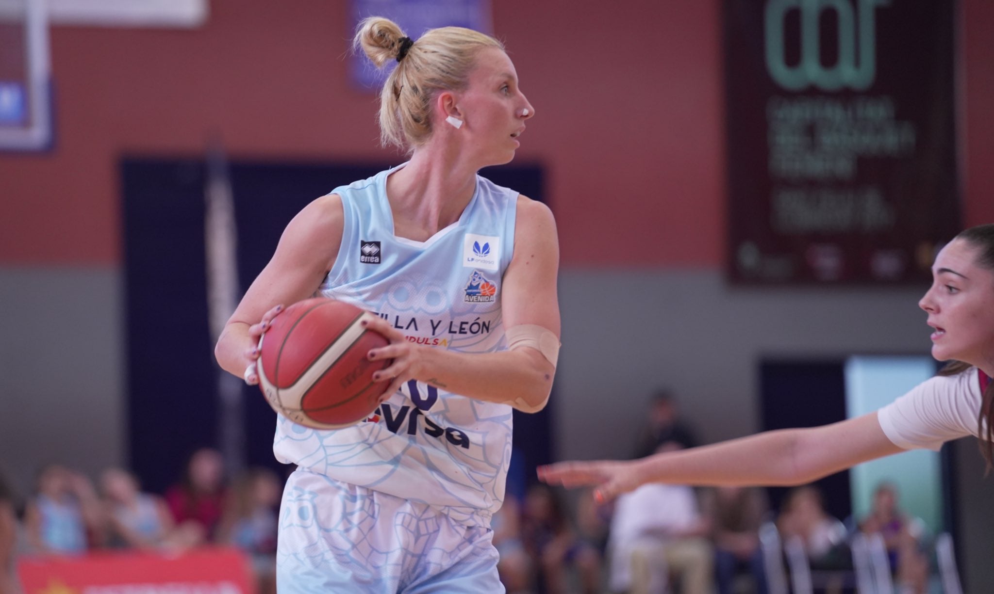 CB Avenida invictas en su quinta jornada contra el Barça CBS