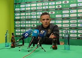 Dani Ponz, tras la aplastante derrota: «He abrazado uno a uno a mis jugadores»