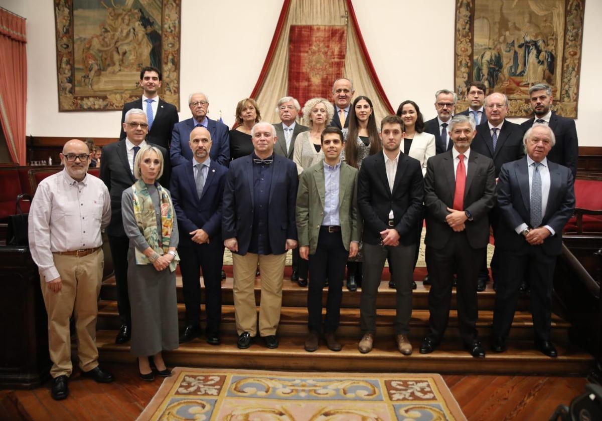 Foto de familia con los premiados.