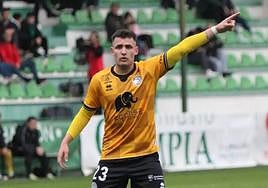 Serrano realiza una indicación durante el partido ante el Arenteiro.