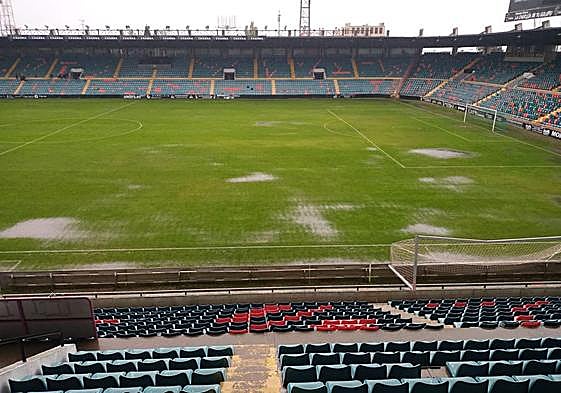 Así estaba el estadio Helmántico el domingo por la tarde antes de la suspensión.