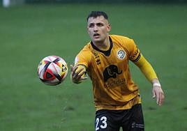 Serrano entrega un balón con la mano durante el partido ante el Arenteiro.