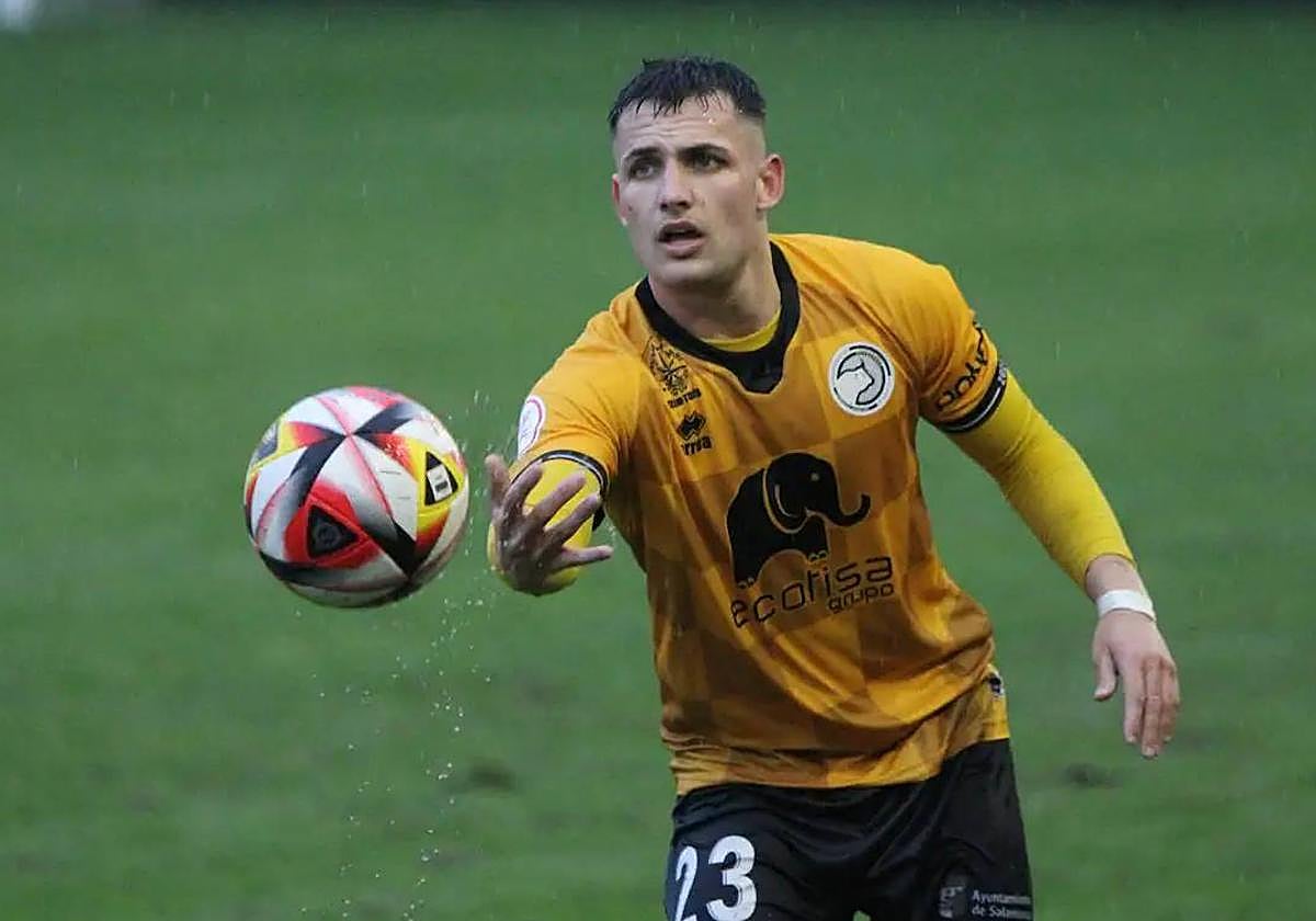 Serrano entrega un balón con la mano durante el partido ante el Arenteiro.