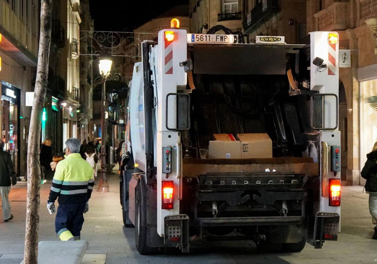 Un operario recoge residuos en una céntrica calle de Salamanca