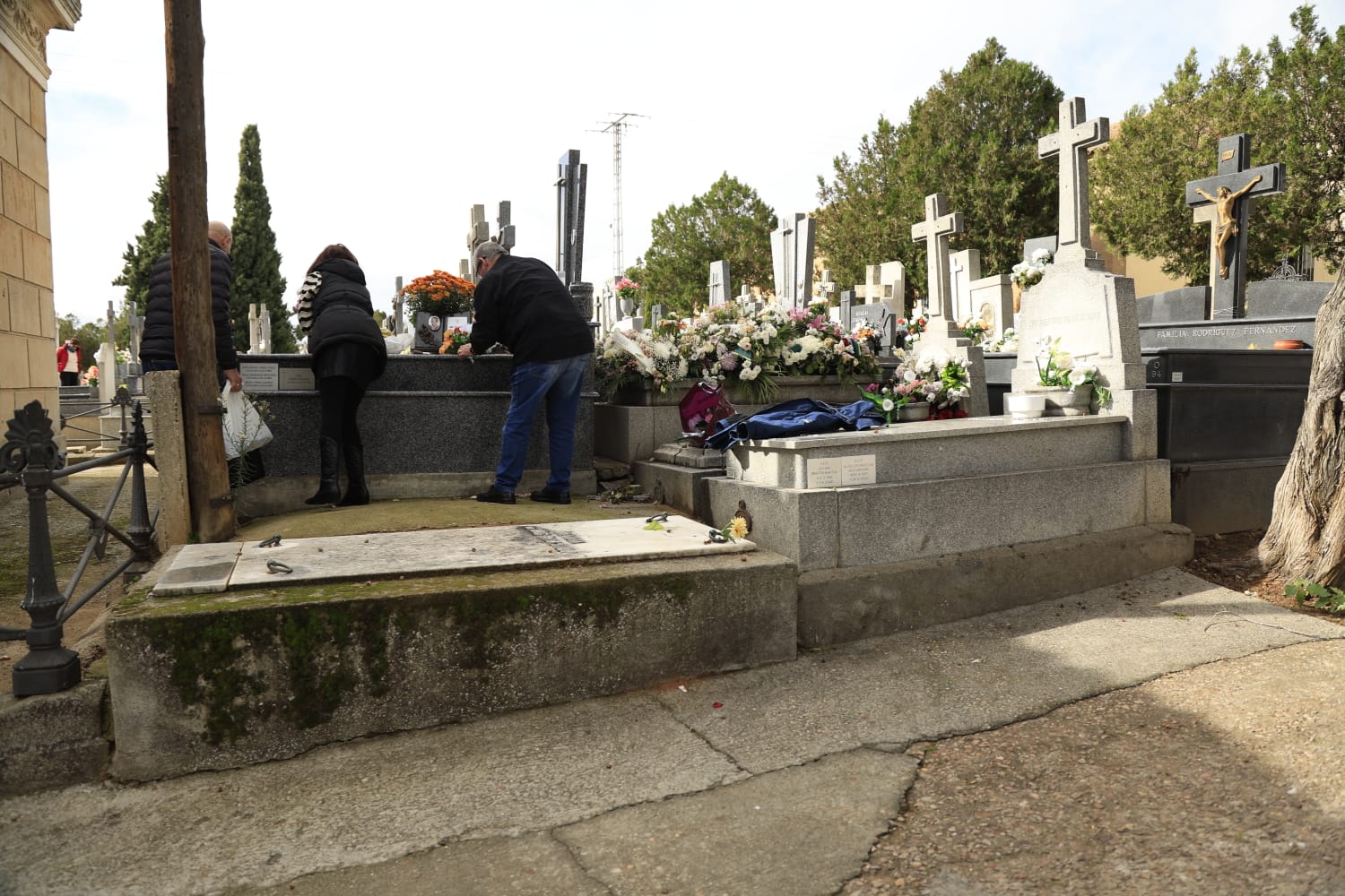 Los salmantinos recuerdan y visitan a sus seres queridos fallecidos