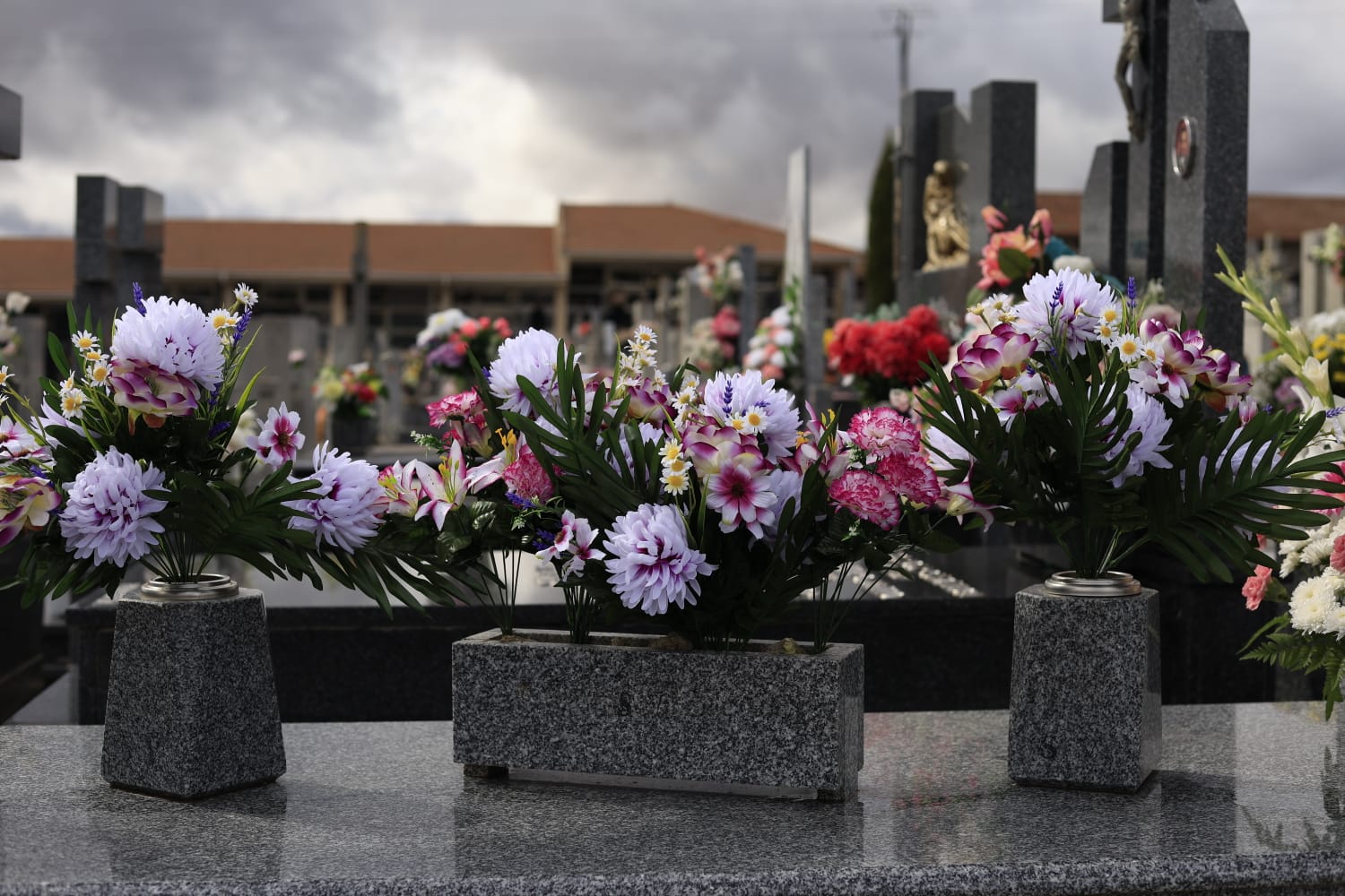 Los salmantinos recuerdan y visitan a sus seres queridos fallecidos