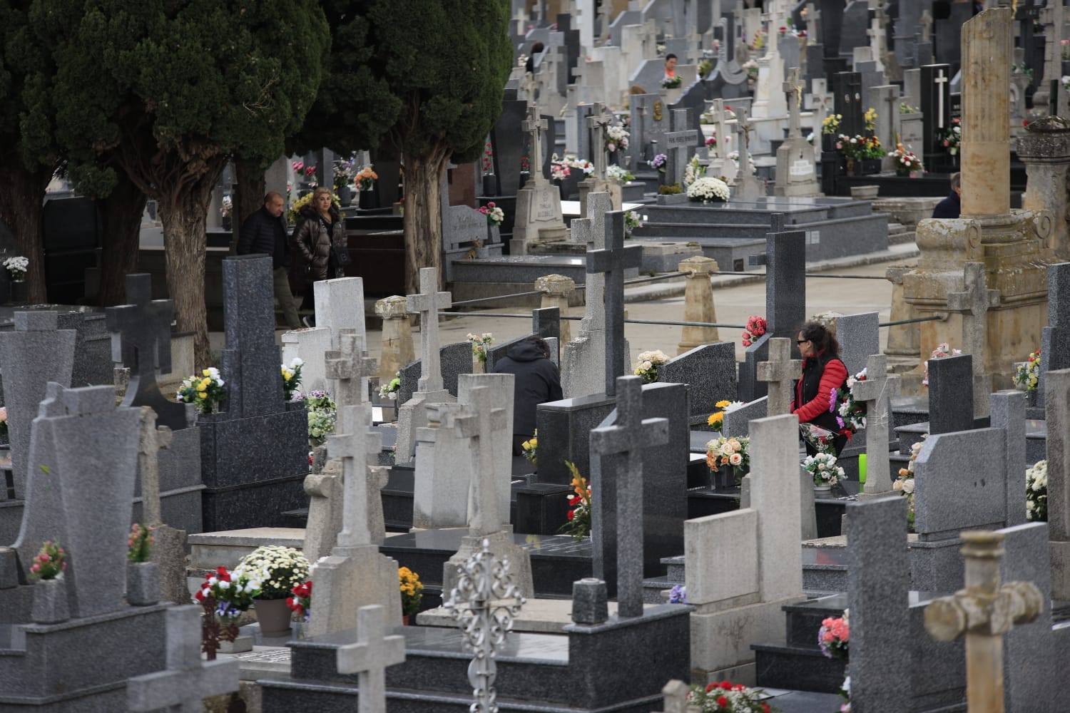 Los salmantinos recuerdan y visitan a sus seres queridos fallecidos