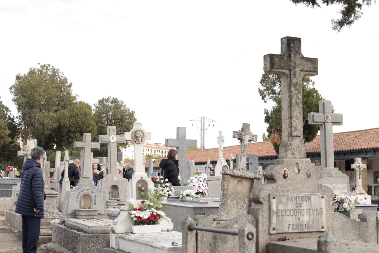 Los salmantinos recuerdan y visitan a sus seres queridos fallecidos
