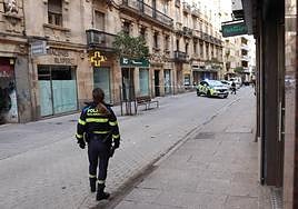 Zona afectada por el desprendimiento de una placa de uralita en la calle Azafranal