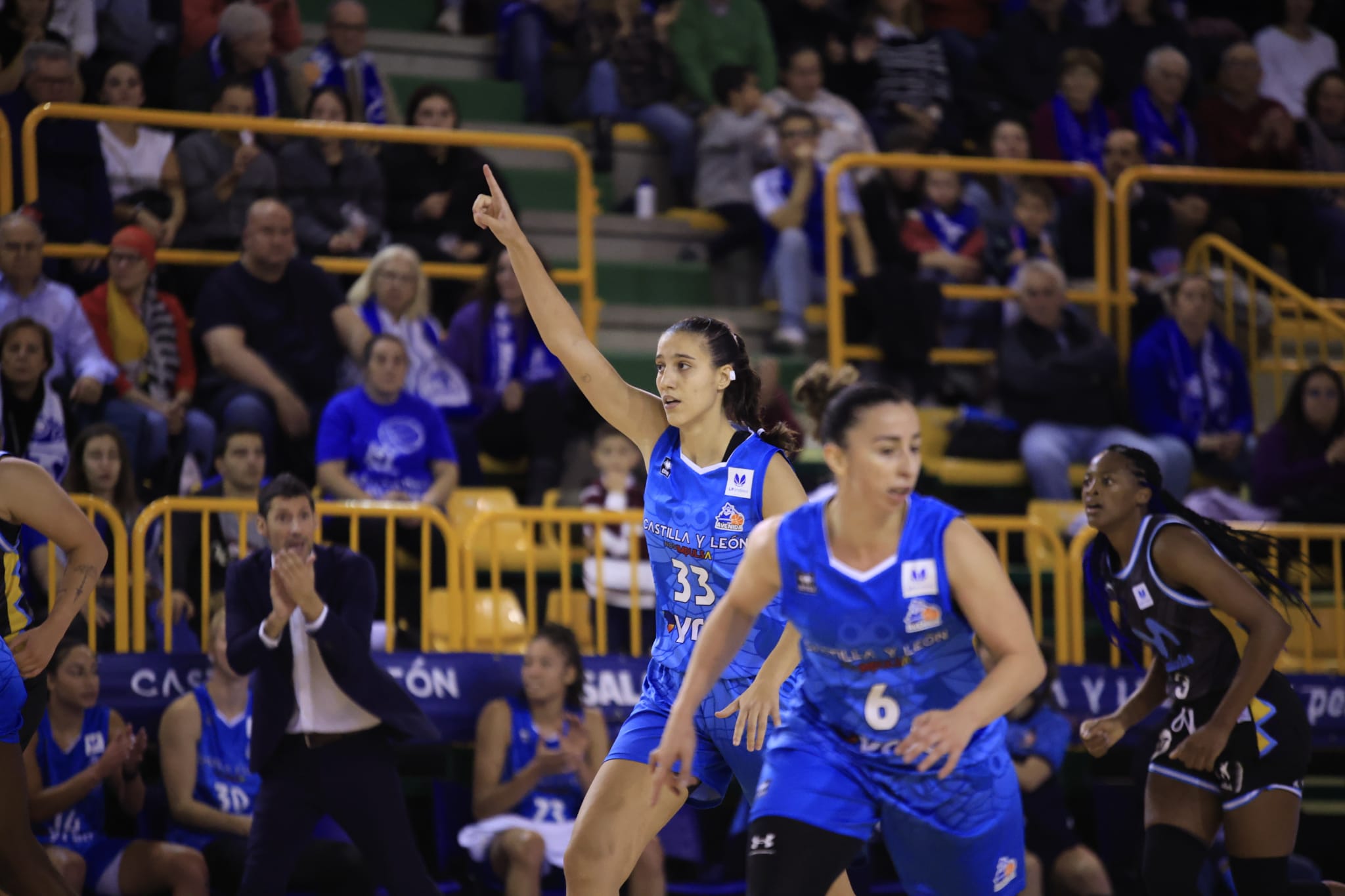 Amplia victoria del líder Avenida ante Estudiantes