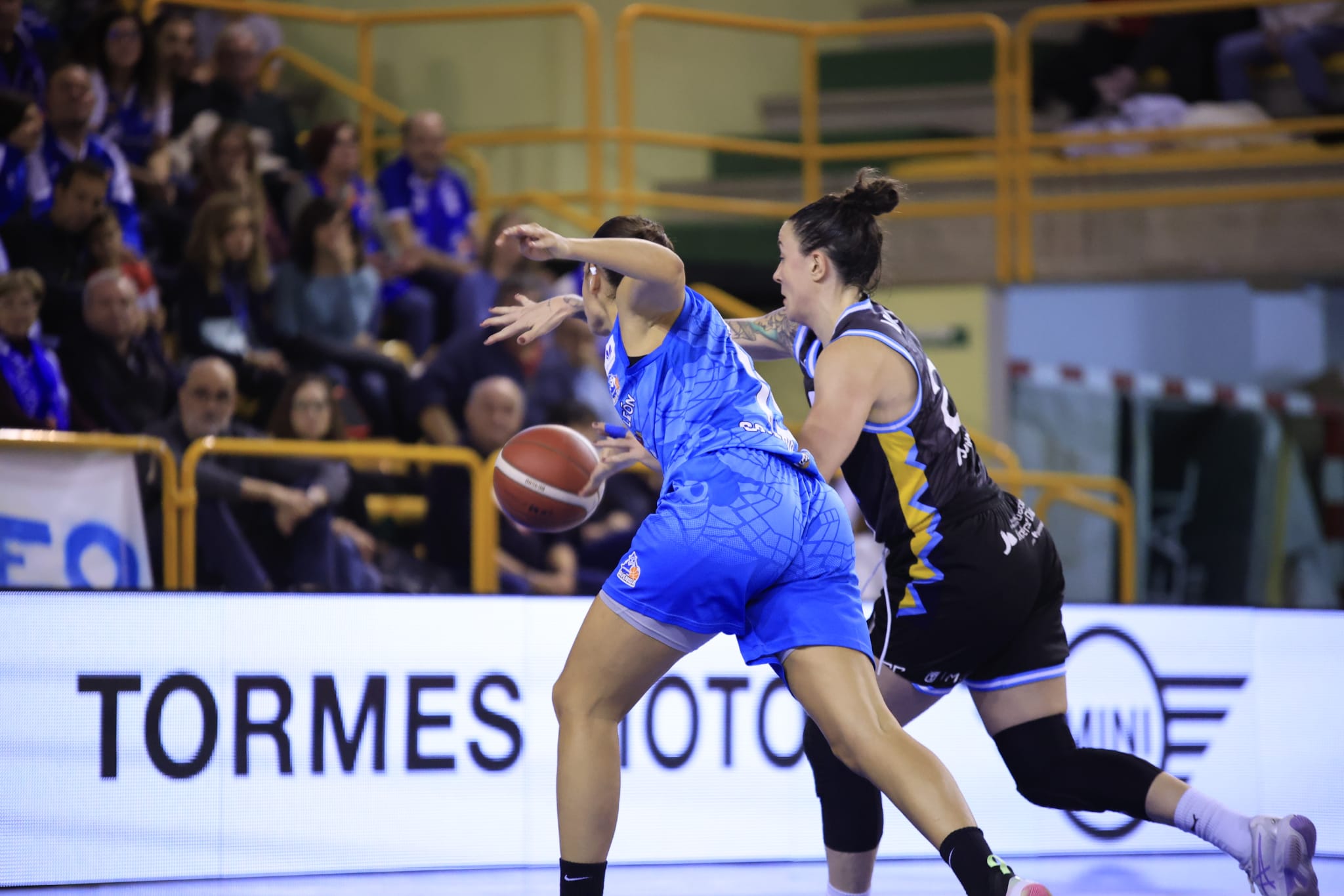 Amplia victoria del líder Avenida ante Estudiantes