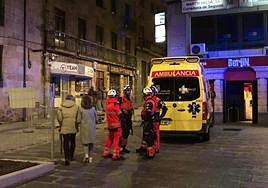La ambulancia y varios bomberos en el lugar donde residía la mujer atendida.