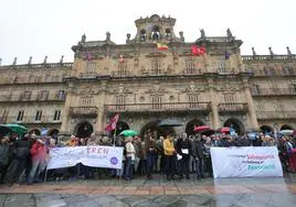 Imagen de la concentración bajo la lluvia en la Plaza Mayor de Salamanca.
