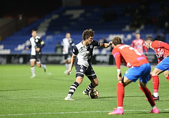 Slavy encara a la defensa del Lugo