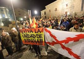 Personas manifestándose en la sede del PSOE