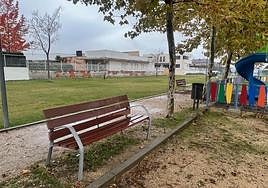 Nuevos bancos en un parque infantil de Carbajosa de la Sagrada