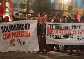 Concentración en solidaridad con Palestina junto a la sede socialista de Salamanca.