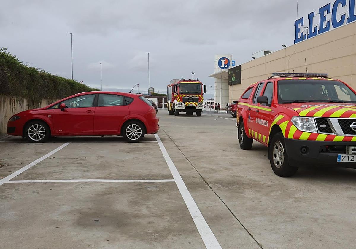 Los bomberos actúan en el fuego originado en el parking del E.Lecrerc.