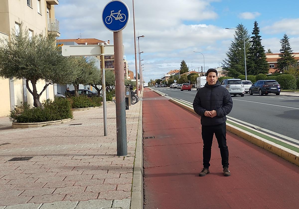 El concejal de Salud de Santa Marta, Jorge Valiente, en el carril bici del municipio