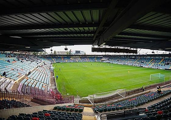 Interior del estadio Helmántico en Villares de la Reina.