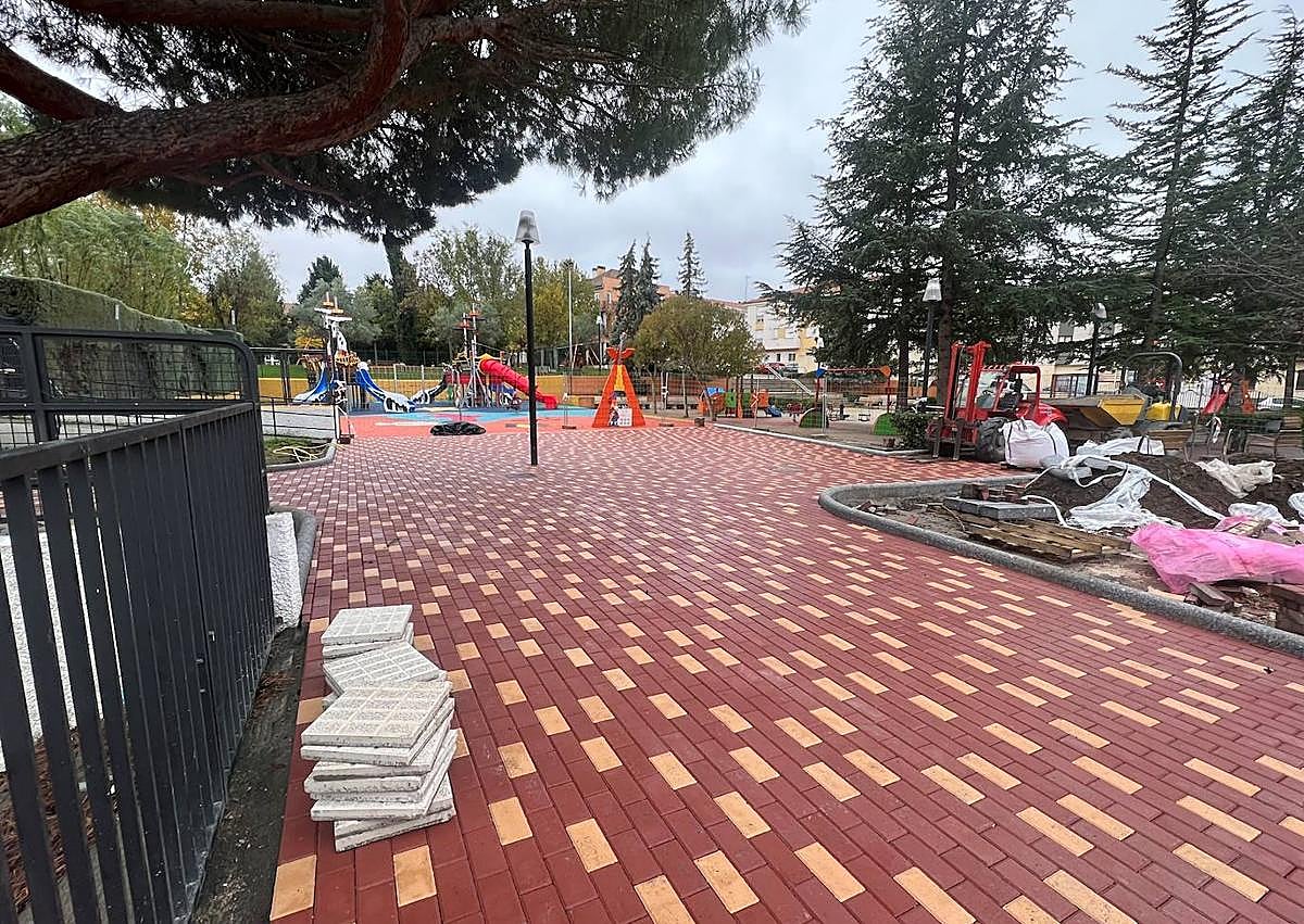 Imagen secundaria 1 - Inicio de las obras del acceso al parque infantil La Charca