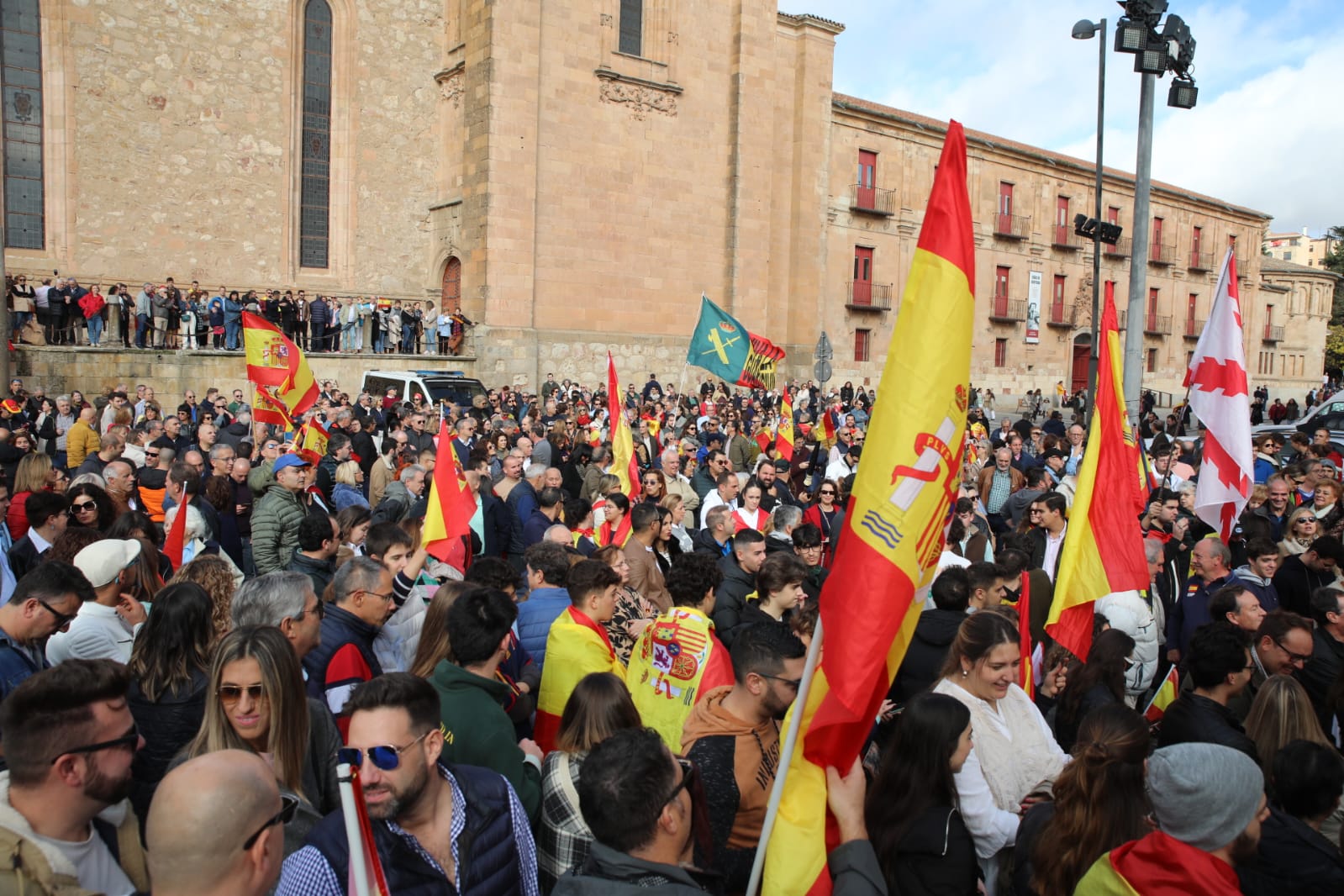 La protesta contra la amnistía se traslada a la sede del PSOE en Salamanca