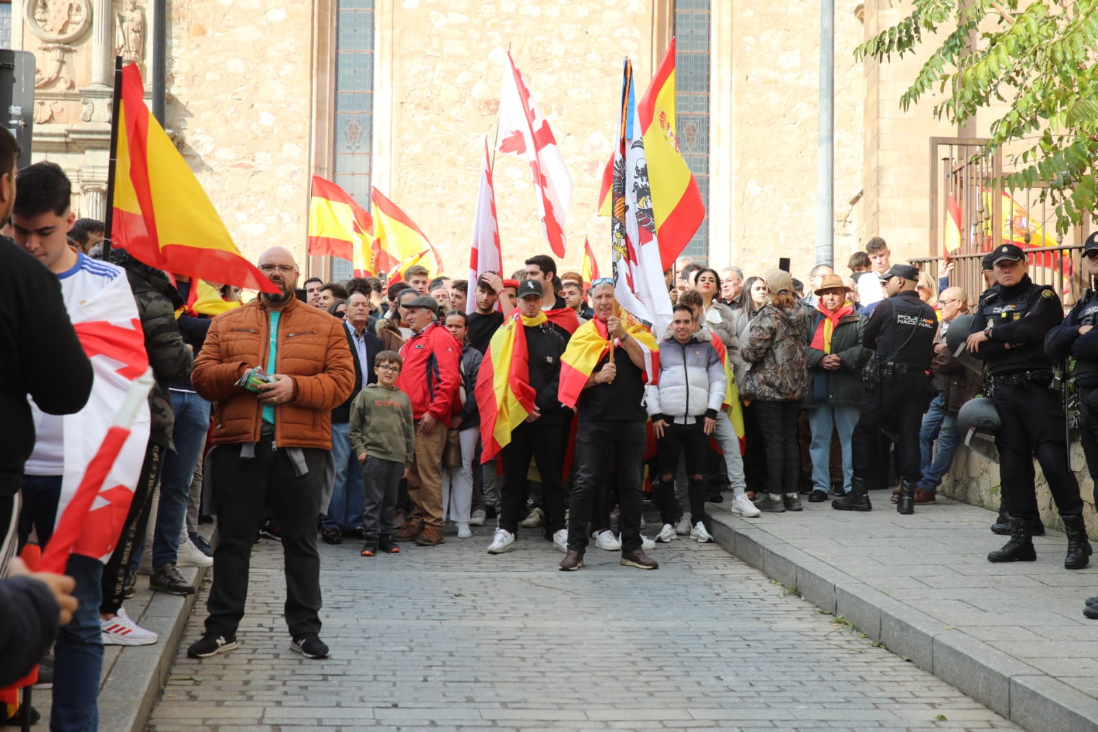 La protesta contra la amnistía se traslada a la sede del PSOE en Salamanca