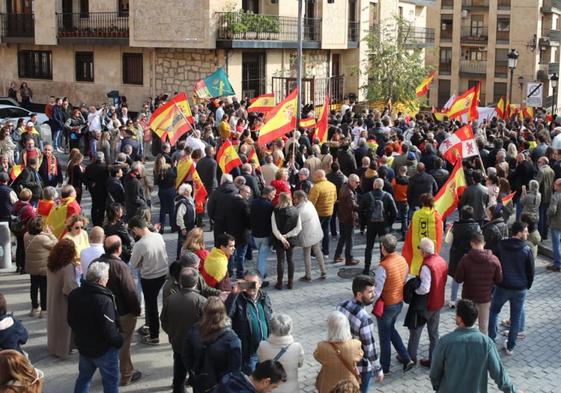 Manifestantes frente a la sede del PSOE en Salamanca.