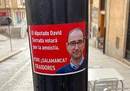Foto publicada por Serrada con una pegatina en una farola de la ciudad de Salamanca.