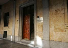 Puerta de acceso a la Audiencia de Salamanca.