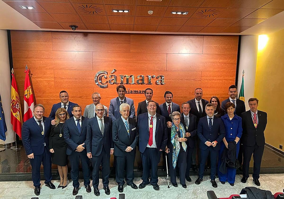 La foto de familia junto a los premiados.