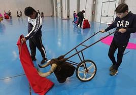 Dos alumnos en una clase de la escuela.