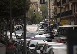 Tráfico en la Gran Vía de Salamanca.