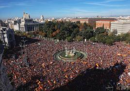 La plaza de Cibeles, llena con los participantes de la protesta.