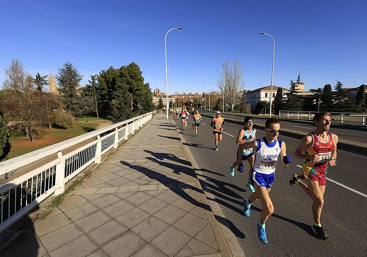 La VII Carrera Popular Rodríguez Fabrés rompe la mañana de niebla
