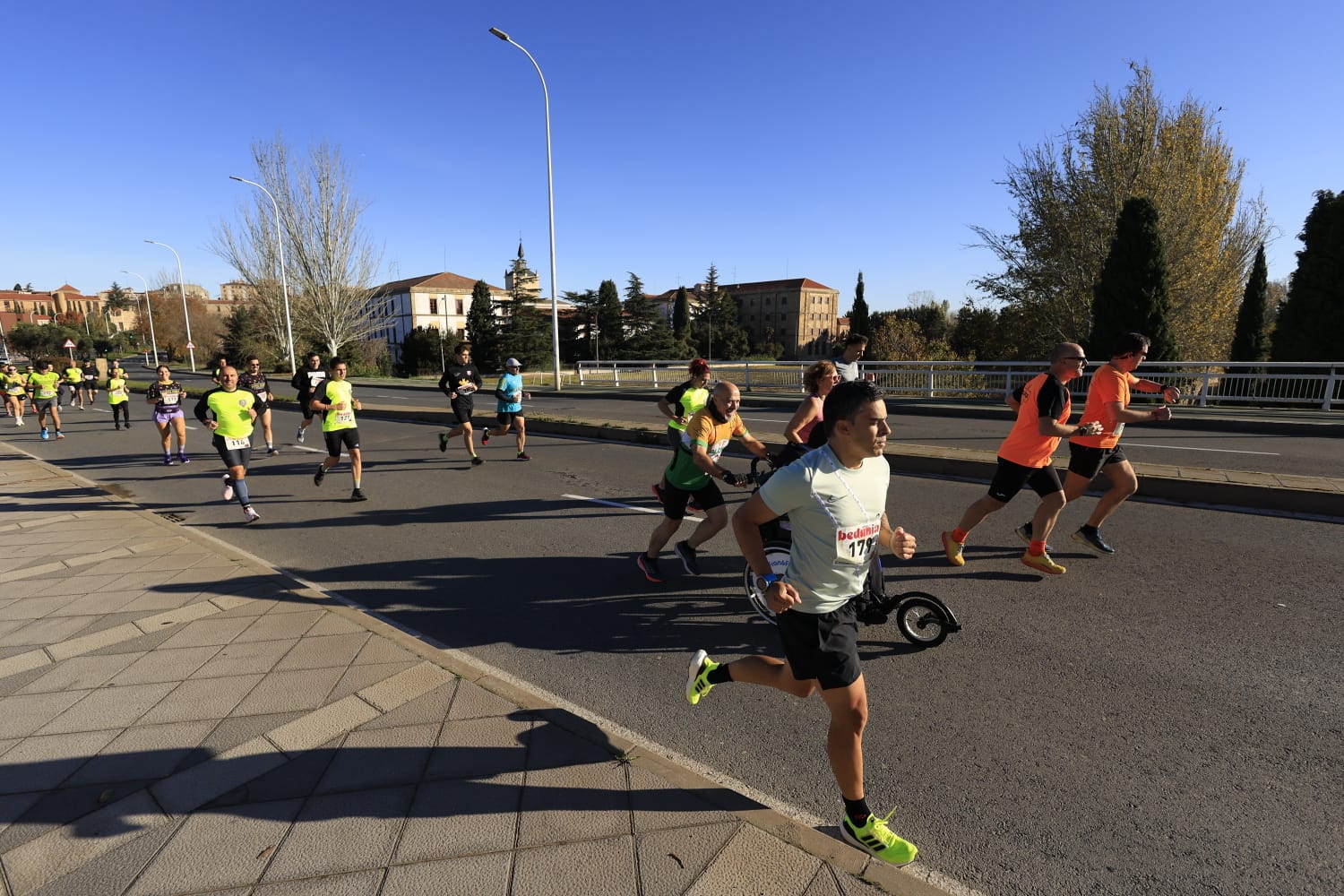 La VII Carrera Popular Rodríguez Fabrés rompe la mañana de niebla