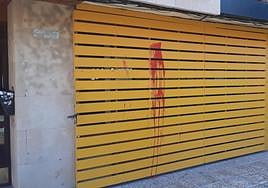 Mancha de pintura en la sede del PSOE en Salamanca.