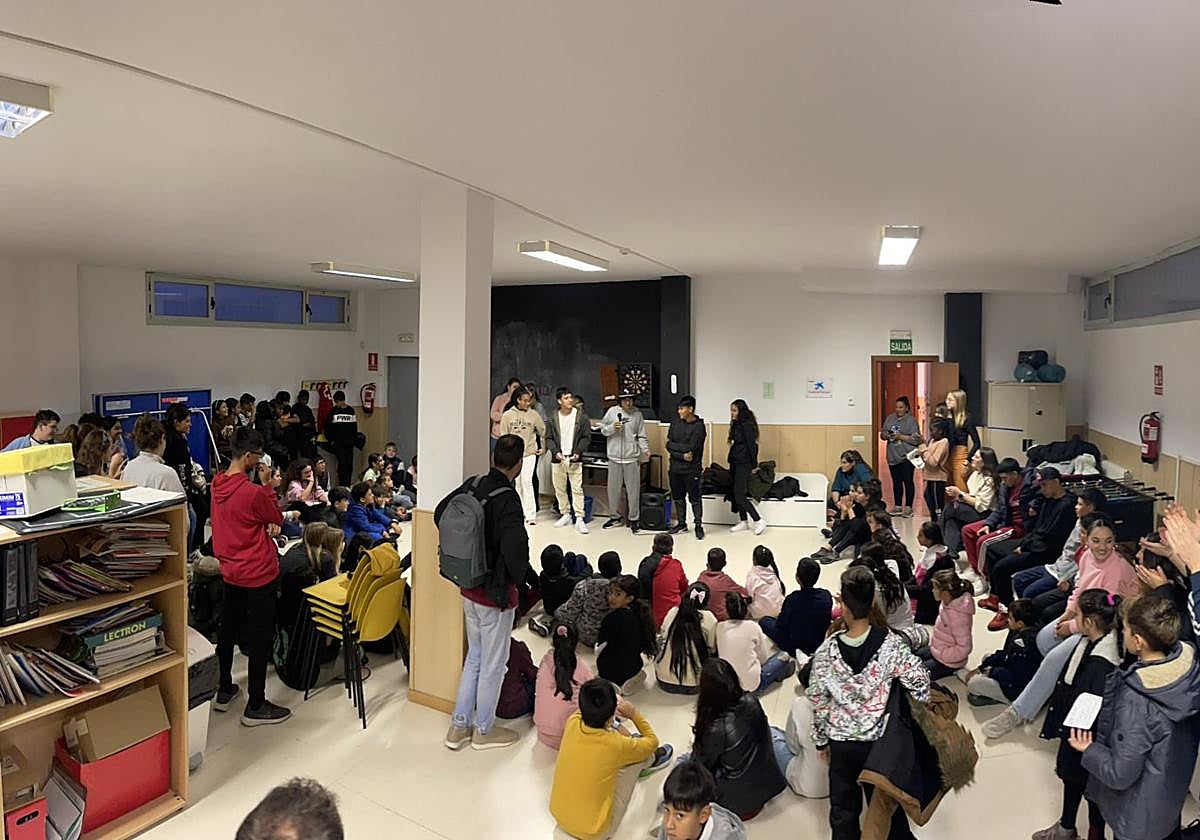 Una centena de niños disfrutan en el Centro Infantil de Cruz Roja.