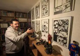 Francisco Domínguez en su estudio dedicado a los cómics