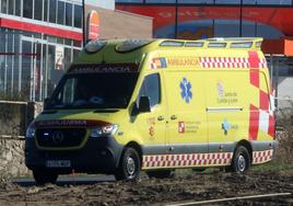 Llega maniatada al hospital con una cadena de manos al cuello